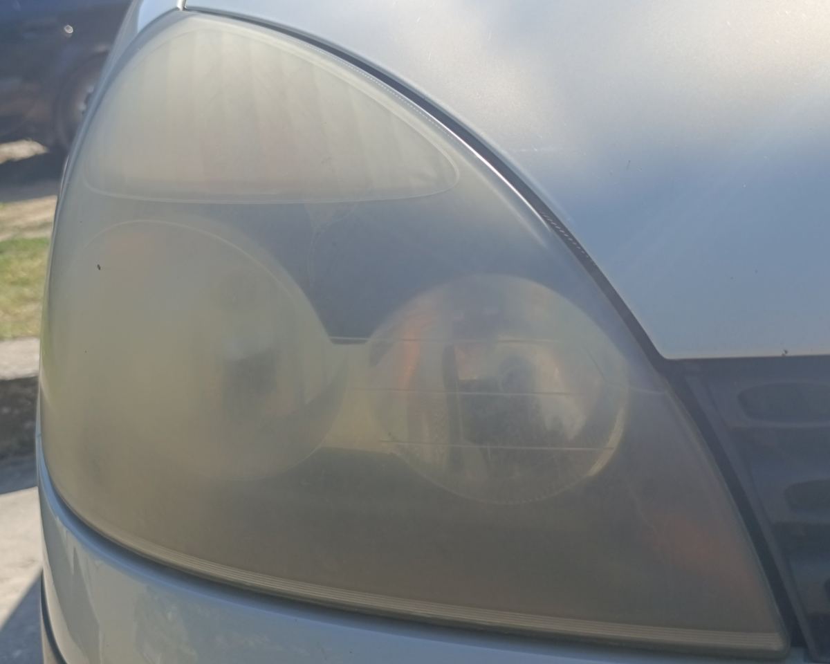 Požuteo i zamagljen far automobila pre polimerizacije